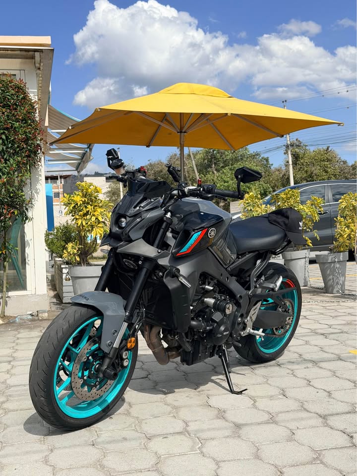 Yamaha MT-09 2024 — vista frontal lateral